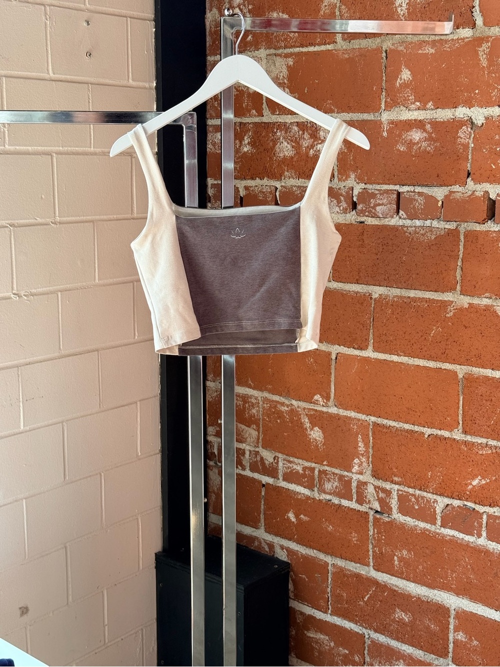 Beyond Yoga Cream and Gray Colorblock Cropped Tank Top - Picture 3 of 3